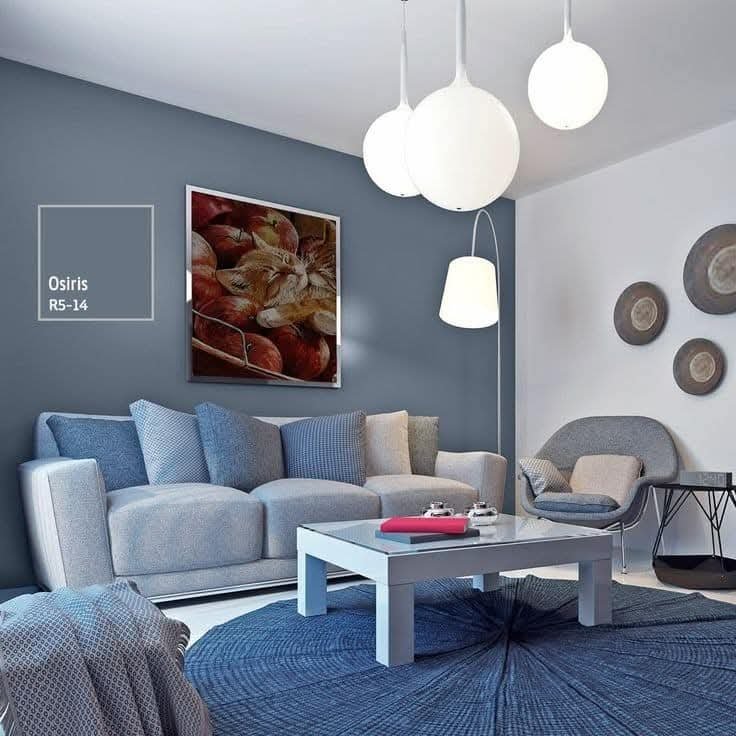 صباغ بجدة محترف يقوم بتقشير الدهانات القديمة وتجهيز الحوائط للترميم.