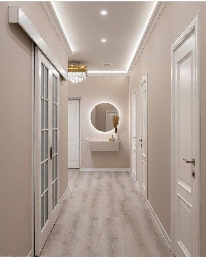 معلم دهانات بجدة يطبق طبقات المعجون لإخفاء عيوب الجدران في مبنى قديم.