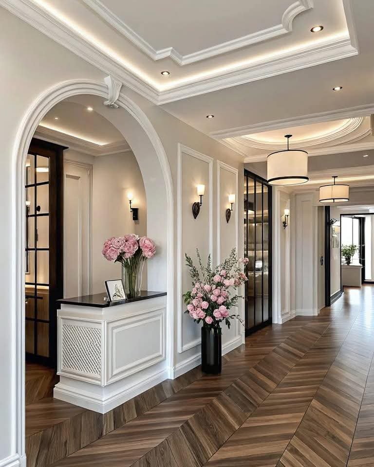 "صباغ بجدة محترف يقوم بعملية صنفرة الجدران وتأسيس المعجون قبل البدء في تجديد دهان الغرفة."