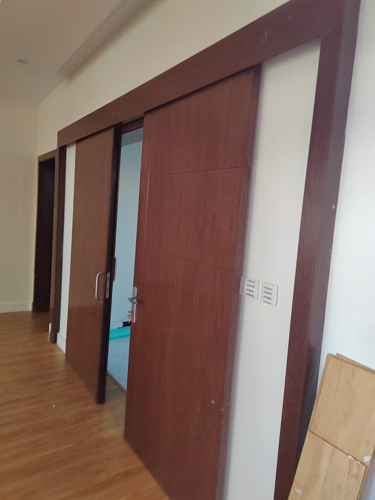 صيانة أبواب بجدة تشمل تغيير المفصلات وضبط كوالين الأبواب القديمة