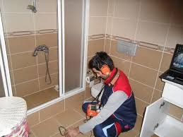 فني معالجة رطوبة بجدة يستخدم أجهزة الكشف الرقمي لتحديد مصدر تسريب المياه.