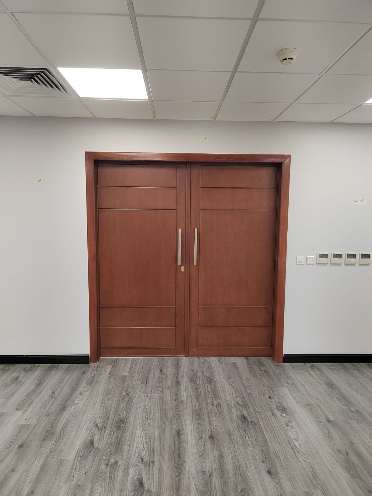 دهان أبواب خشب بجدة